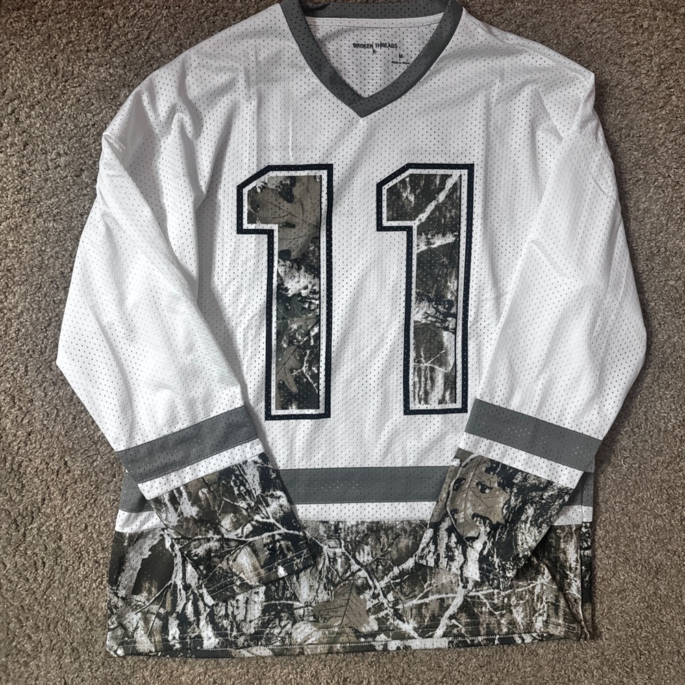 *MEDIUM* Broken Threads White & Camo Jersey Knit Pullover